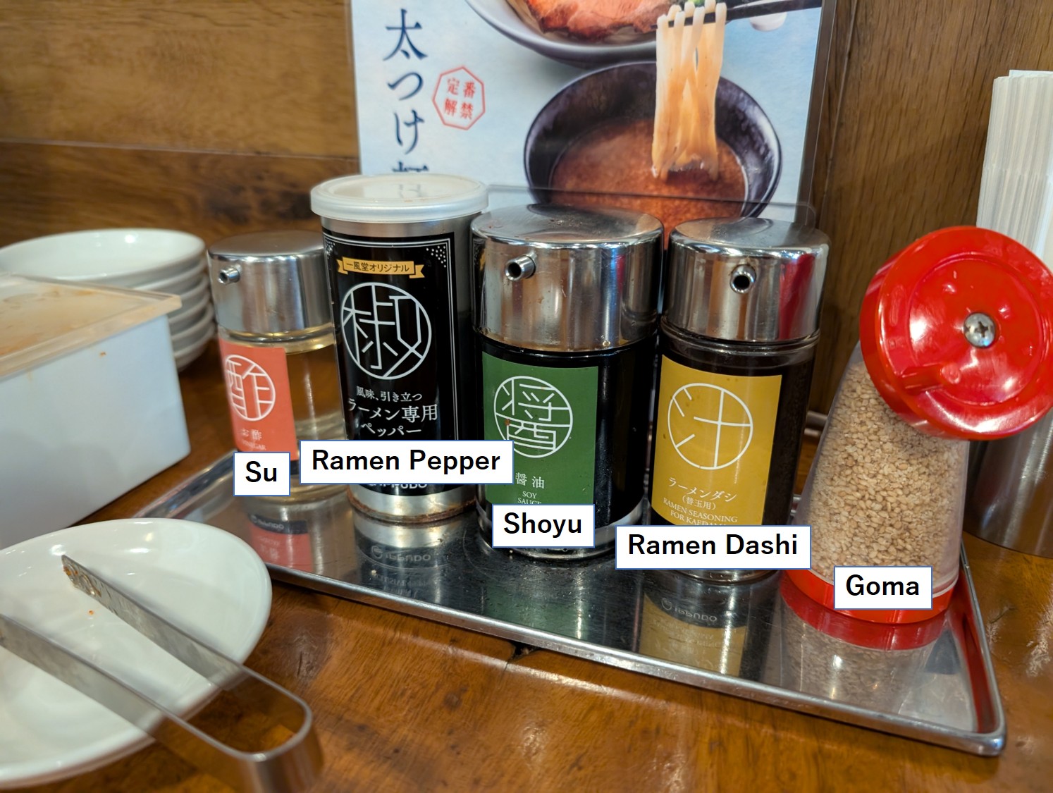 Station de condiments Ippudo avec 5 assaisonnements